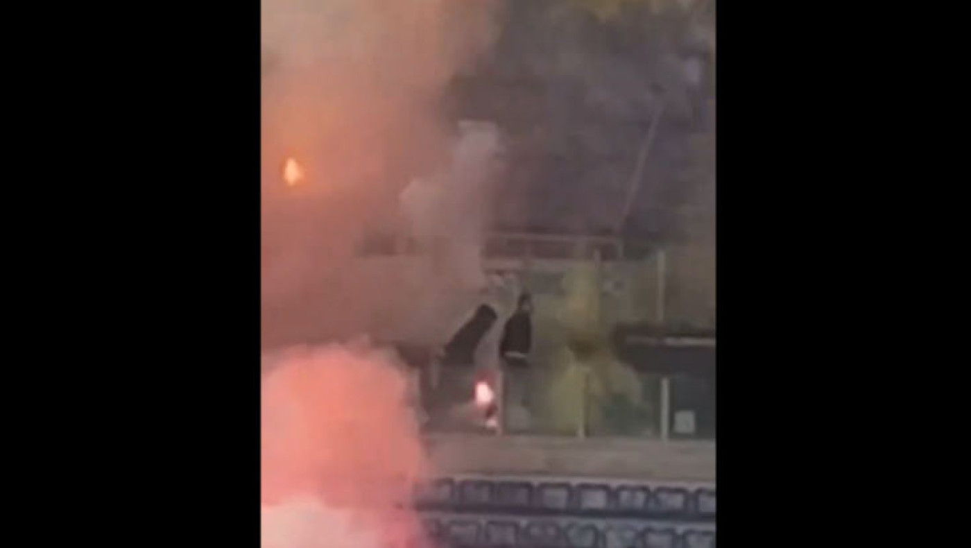 Λάτσιο-Ρόμα: Η στιγμή που πυρσός σκάει στα χέρια οπαδού-Ανταλλαγές φωτοβολίδων