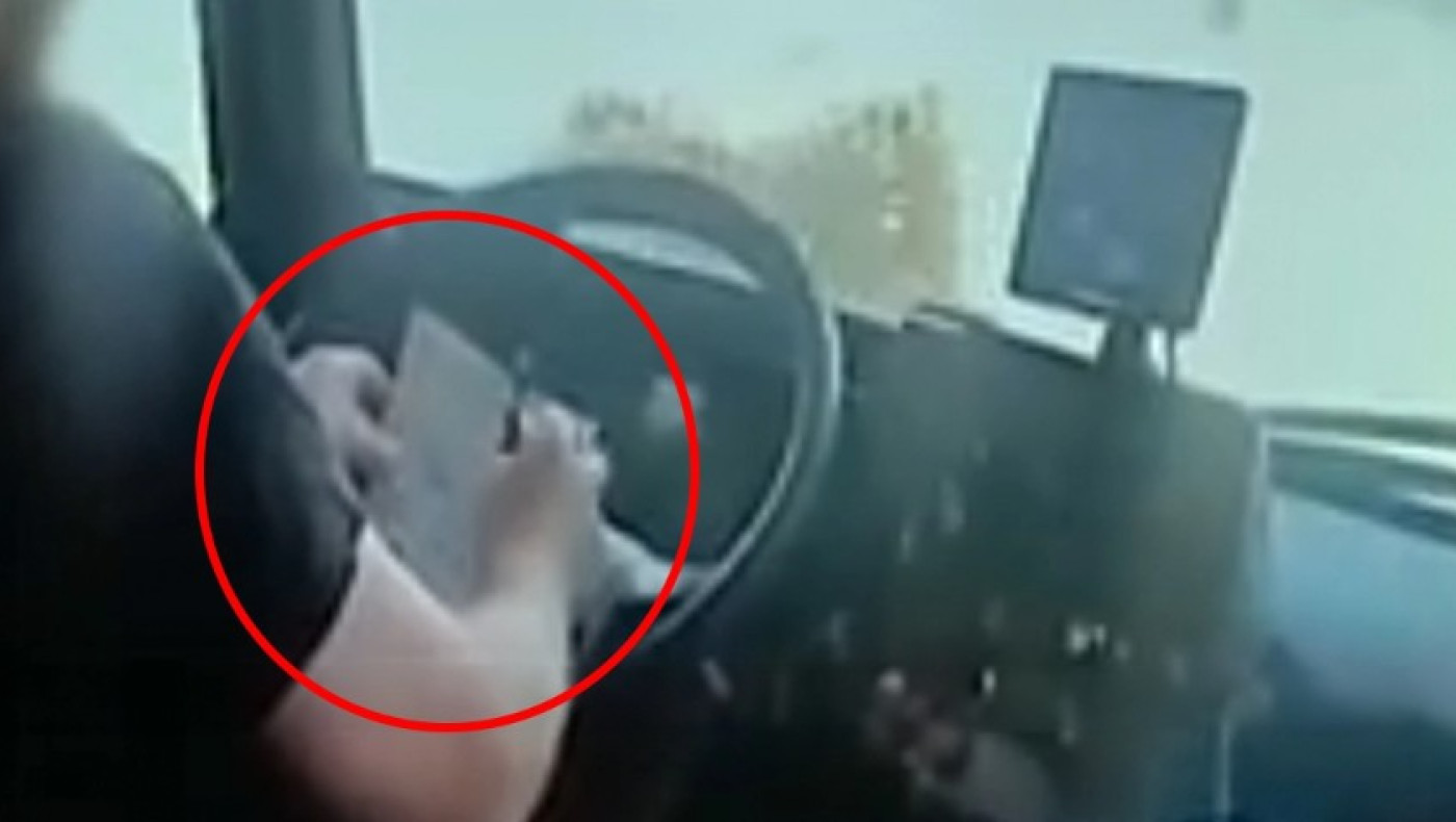 Οδηγός λεωφορείου στην Κηφισιά άφησε το τιμόνι και... έλυνε σταυρόλεξο (vid)