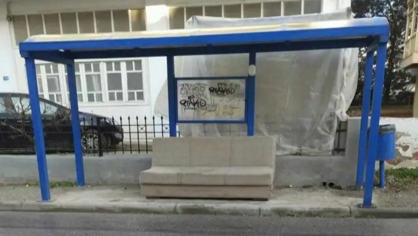 Θεσσαλονίκη: Αντί να πετάξει τον καναπέ, τον... αξιοποίησε σε στάση του ΟΑΣΘ