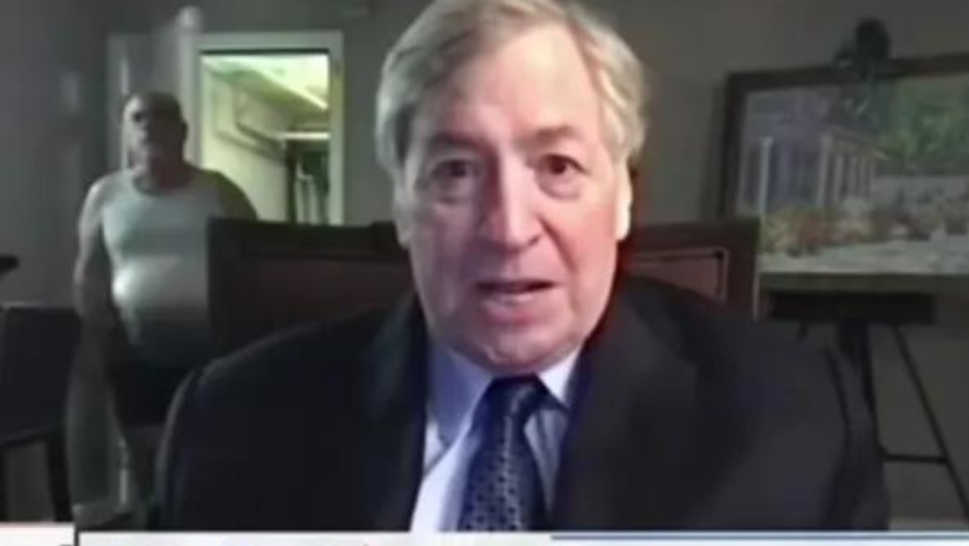 Πολιτικός αναλυτής ήταν σε live σύνδεση, ενώ από πίσω του έκανε βόλτες άνδρας με εσώρουχο