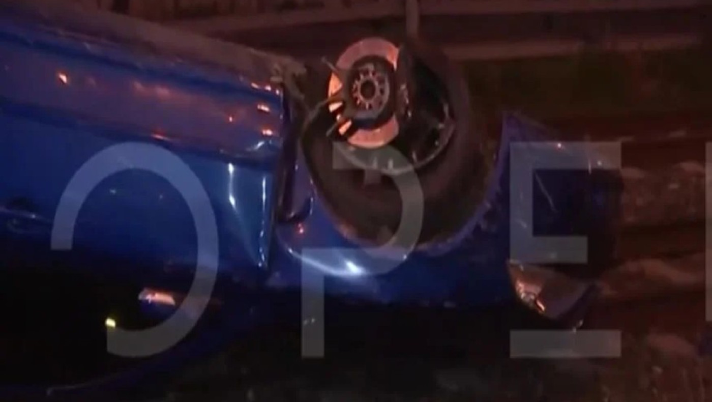 Θεσσαλoνίκη: Βρέθηκε αναποδογυρισμένο αυτοκίνητο πάνω στις ράγες του ΟΣΕ