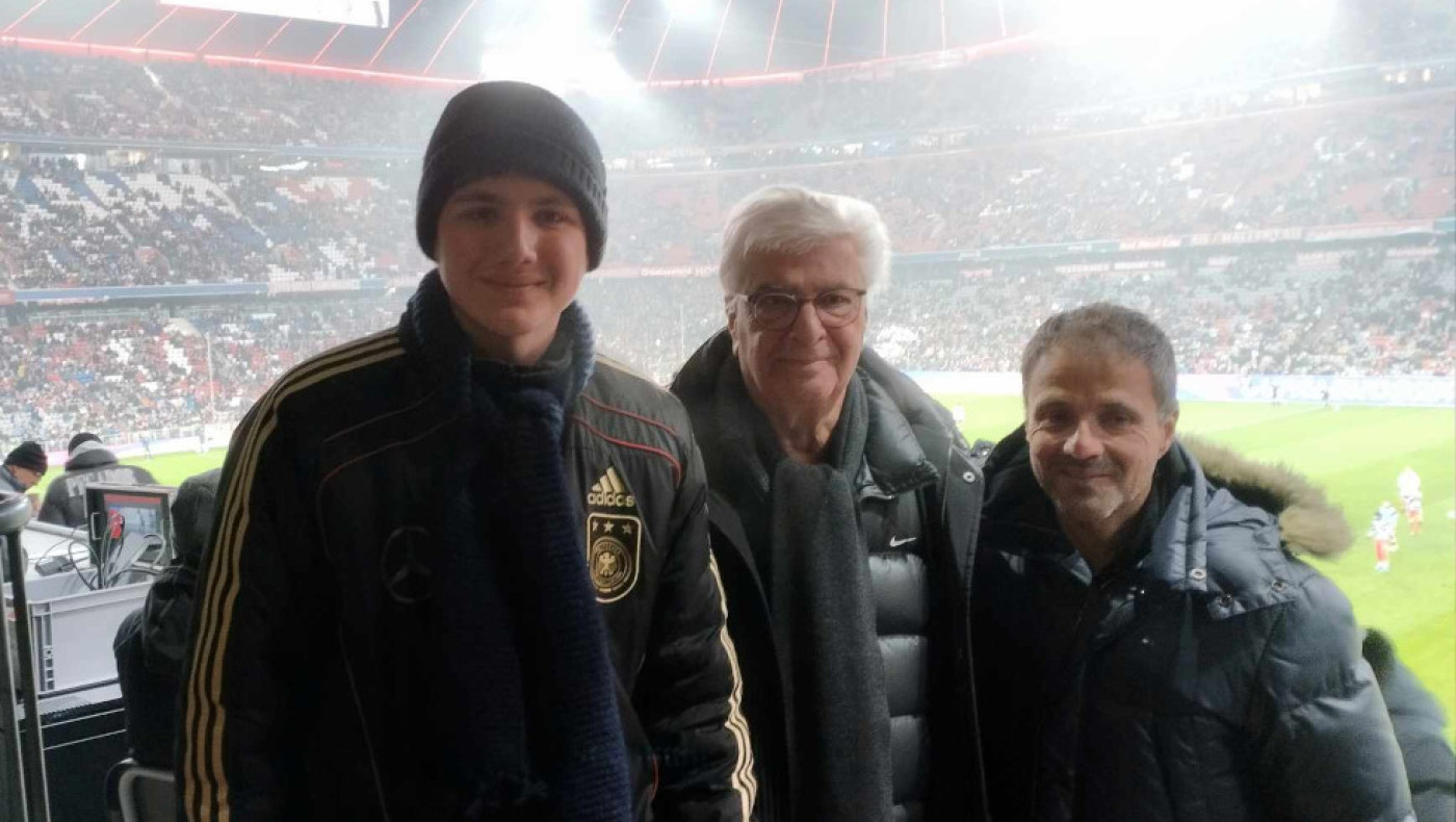 Η οικογένεια Χατζηνικολάου στο Μόναχο και η βράβευση από την Μπάγερν