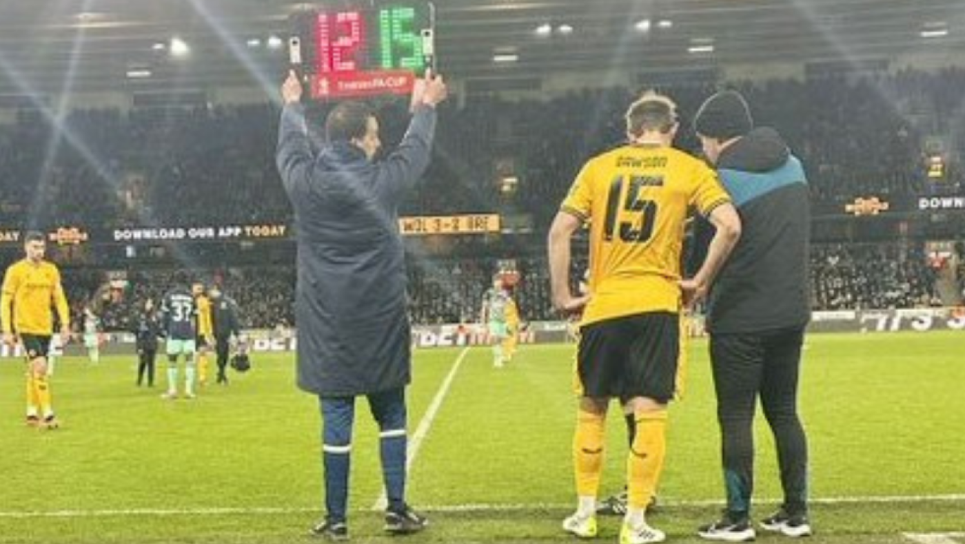 Αγγλία: Φίλαθλος των Γουλβς αντικατέστησε τον τέταρτο διαιτητή στην παράταση του αγώνα κυπέλλου με την Μπρέντφορντ