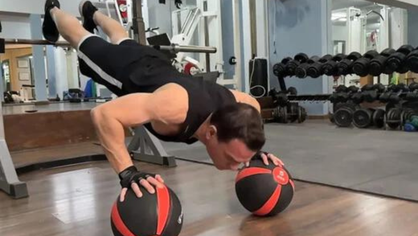 Ο Κρητικός που κατέρριψε ρεκόρ Γκίνες σε κάμψεις πάνω σε μπάλες: «Είναι πολύ πιο δύσκολες, έχω κάνει ακόμη 3 ρεκόρ»