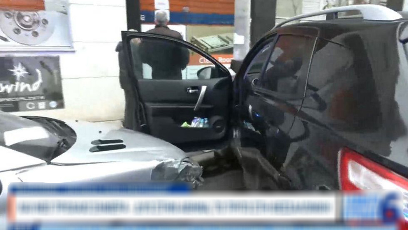 Θεσσαλονίκη: Αυτοκίνητο έπεσε πάνω σε έξι σταθμευμένα!