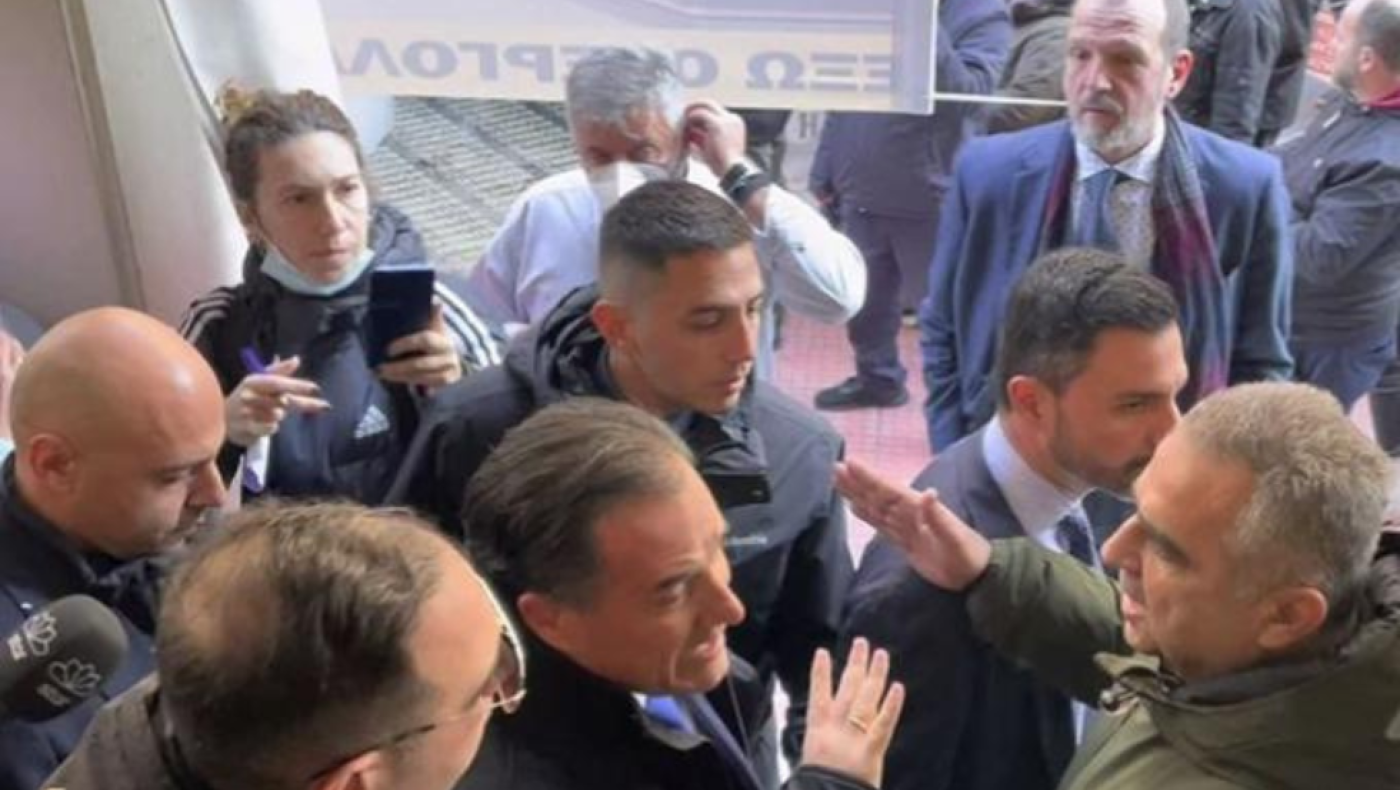 Μεγάλη ένταση και «γαλλικά» στον Άδωνη Γεωργιάδη από διαδηλωτές έξω από το υπουργείο Υγείας (vid)