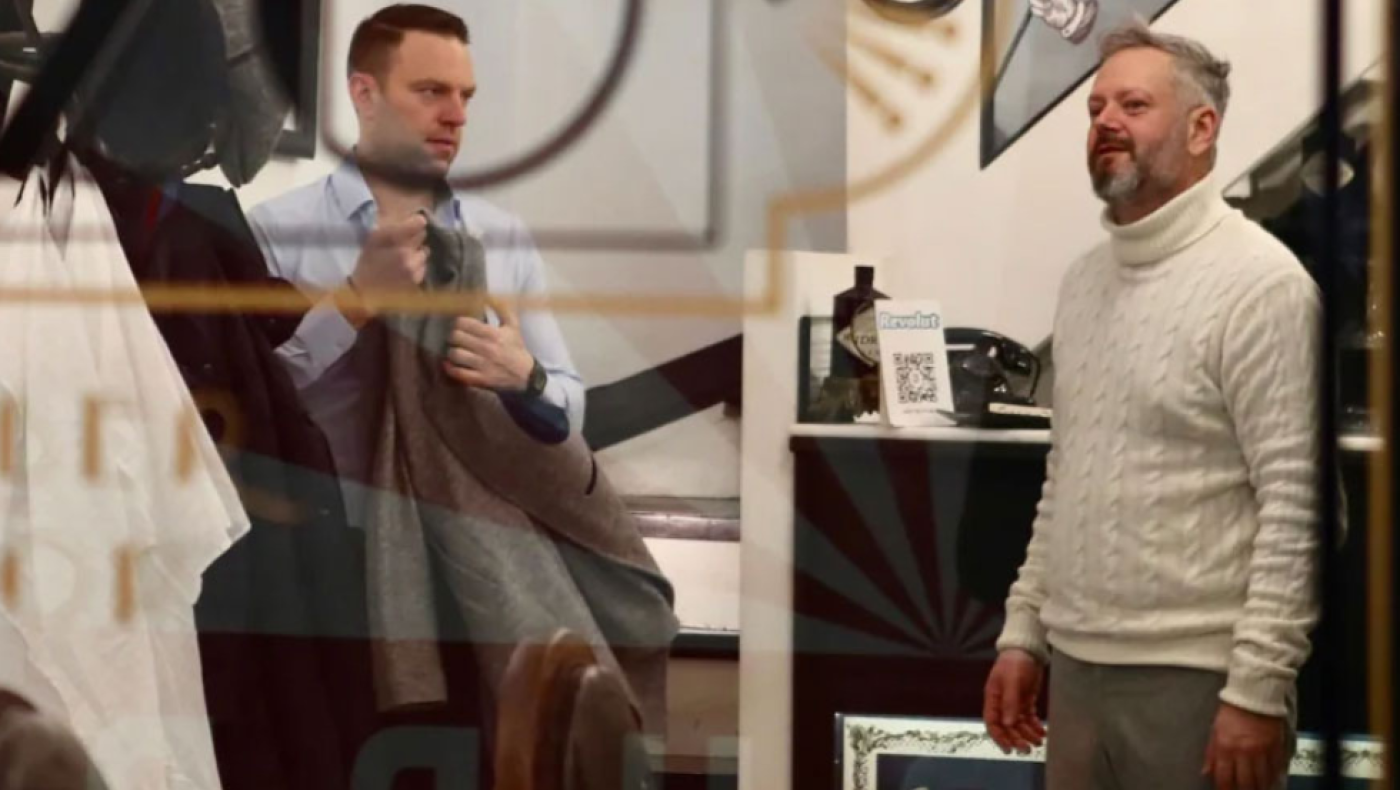 Κουρεύτηκε «μπόμπα» ο Κασσελάκης... πολλοί αναρωτιούνται αν μπαίνει στον στρατό