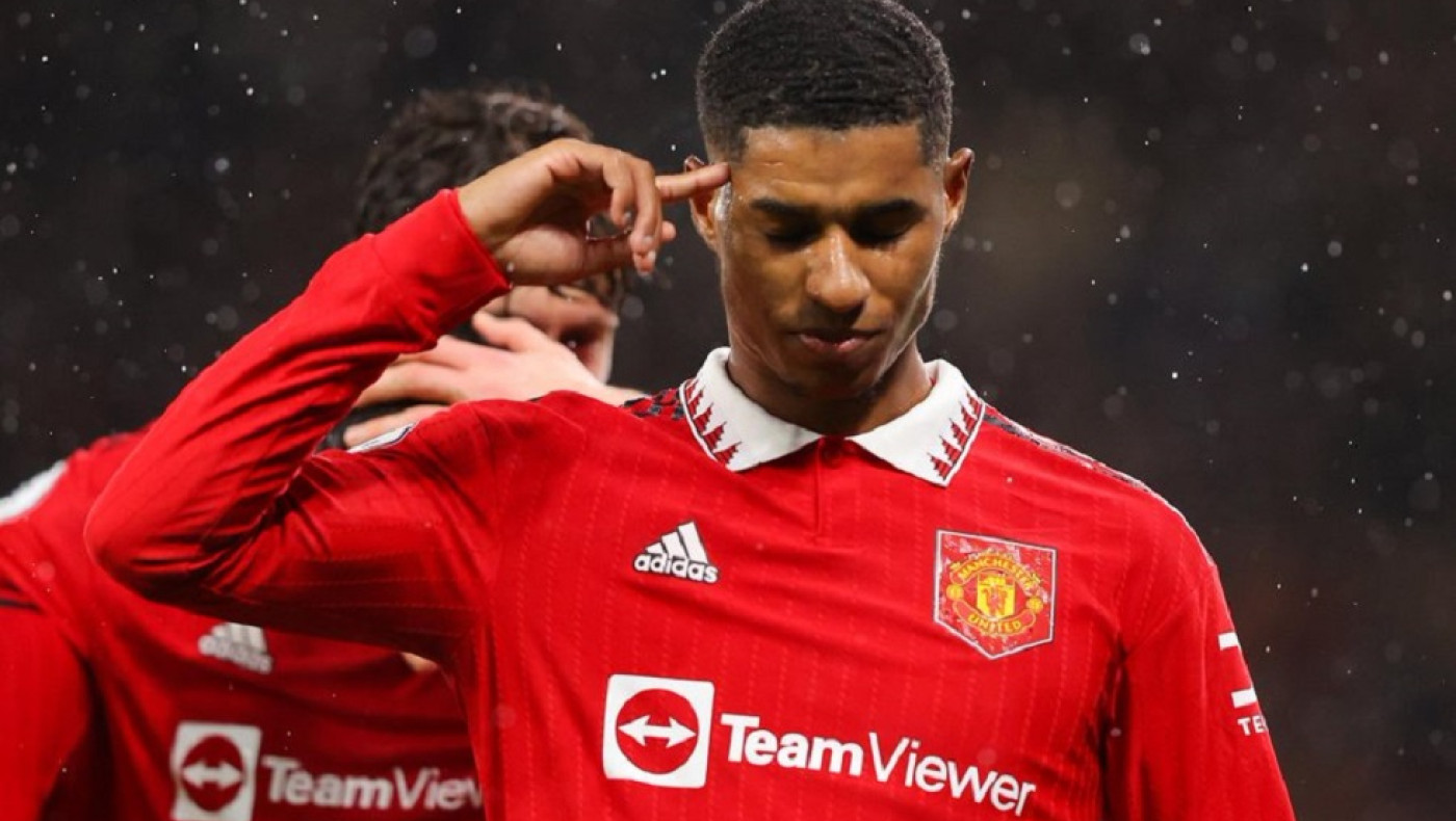 Η Παρί Ζεν Ζερμέν κοιτάει τον Μάρκους Ράσφορντ της Μάντσεστερ Γιουνάιτεντ