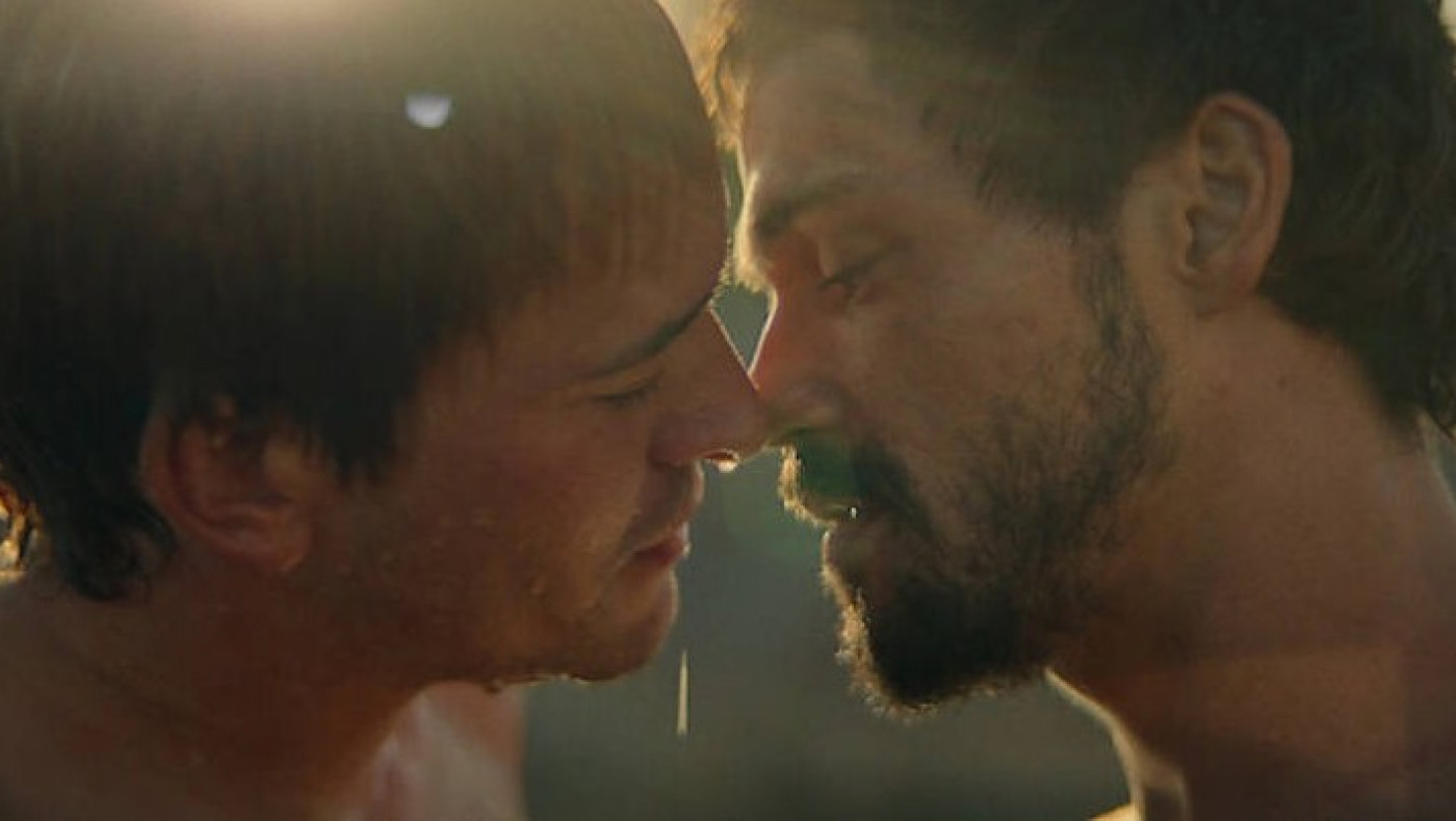 Netflix: Σάλος για το ντοκιμαντέρ που δείχνει τον Μέγα Αλέξανδρο να φιλάει τον Ηφαιστίωνα (vid, pics)