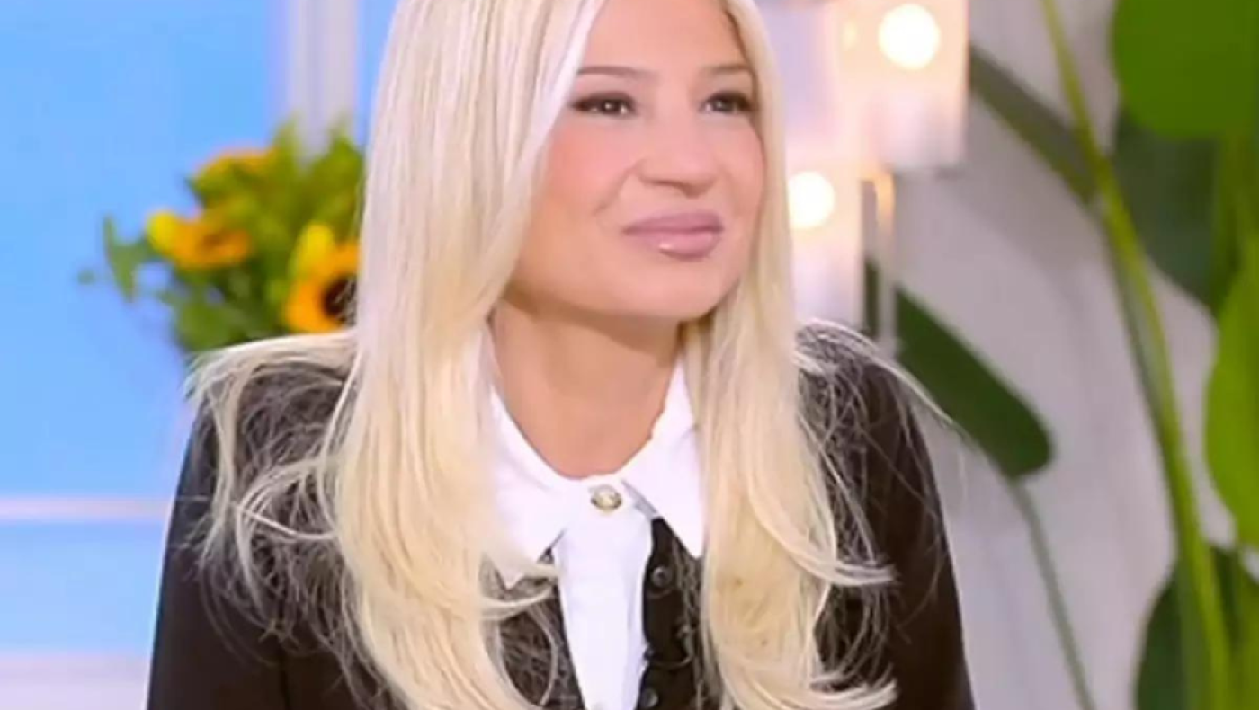 Επέστρεψε η Φαίη Σκορδά στα μαύρα και με τρεμάμενη φωνή