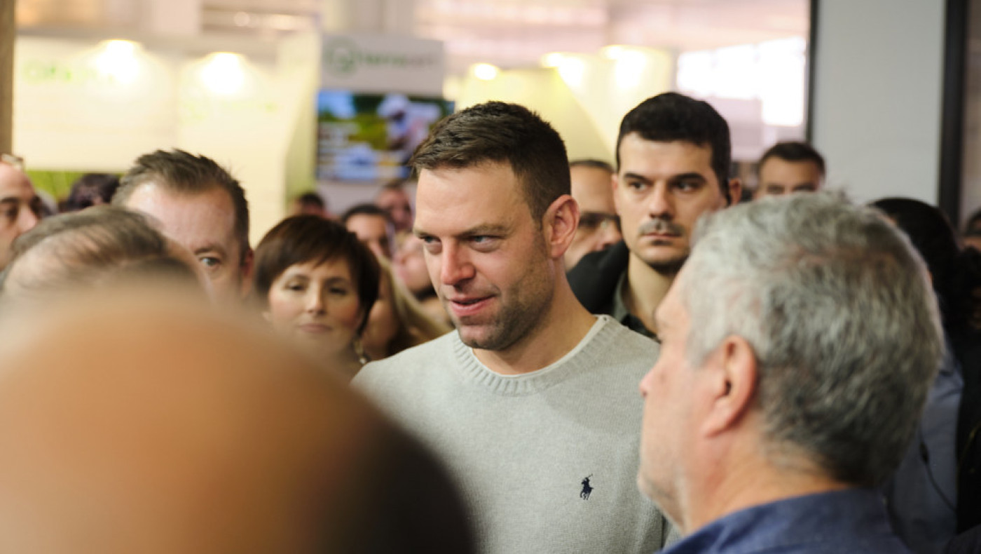 Ο Κασσελάκης ανέβηκε σε τρακτέρ και άκουσε «Στάλιν» αντί για «Στάγιερ»!