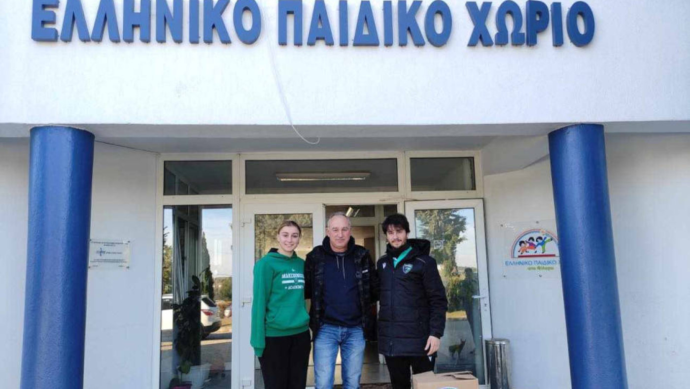 Μακεδονικός: Τρεις κούτες γεμάτες παιδικά βιβλία, στην πόρτα του Ελληνικού Παιδικού Χωριού στο Φίλυρο!