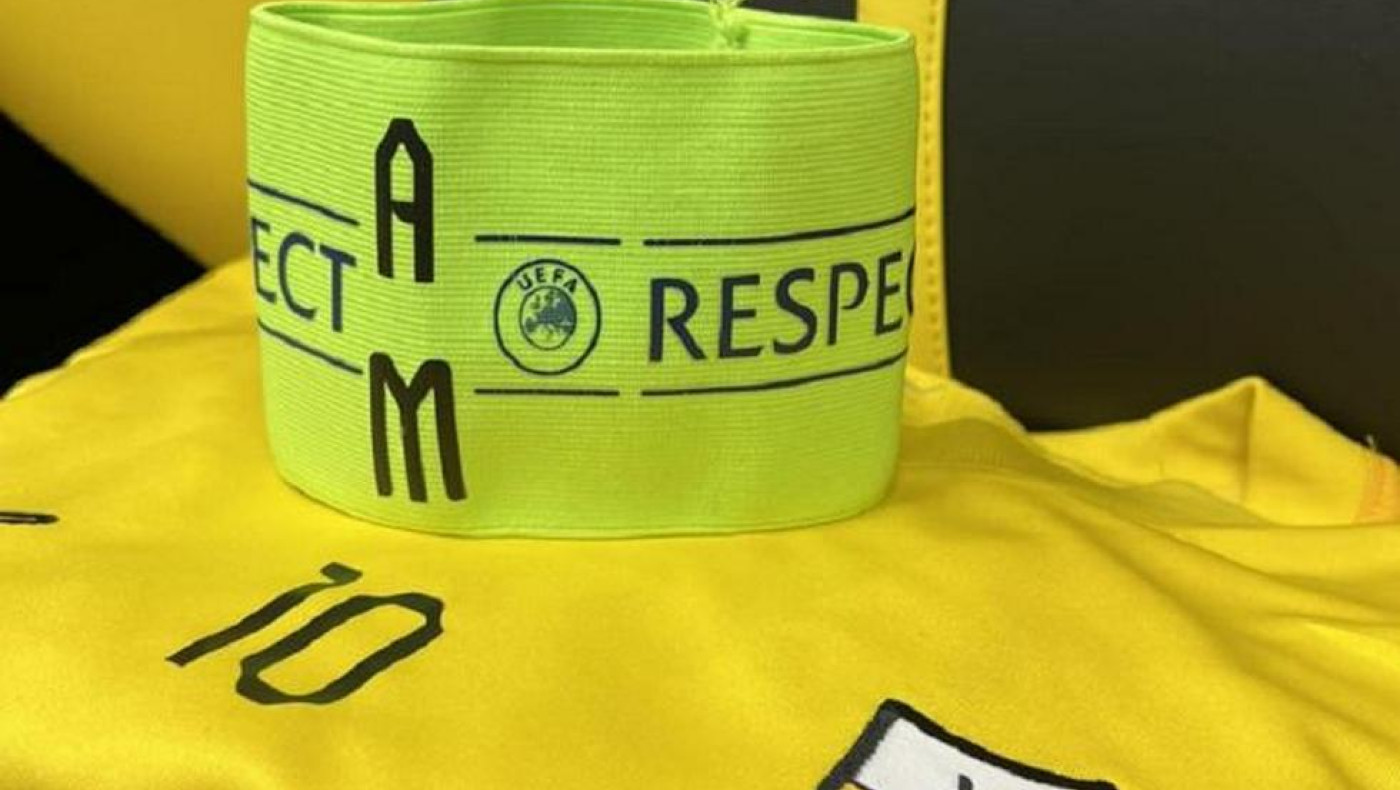 Με περιβραχιόνιο αφιερωμένο στον Μιχάλη και τον Άλκη ο Τσούμπερ