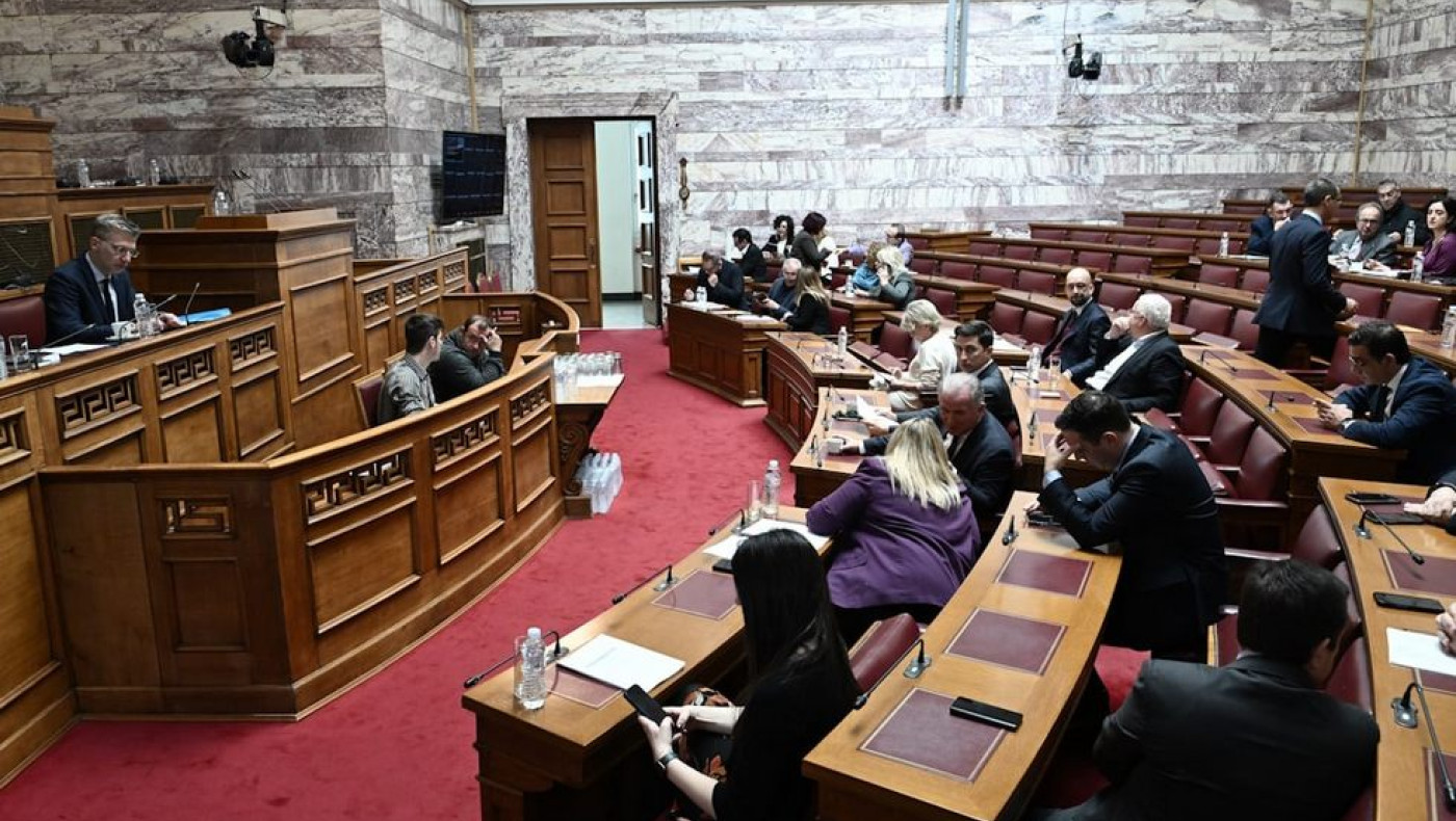 Άνω κάτω η Βουλή για τα ομόφυλα ζευγάρια - Ο αποκλεισμός της Ιεράς Συνόδου και η ατάκα για «γκέι ιερείς»