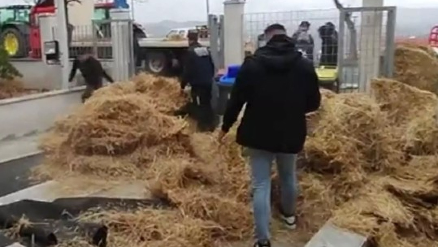 Αγροτικές κινητοποιήσεις: Αγρότες έριξαν κοπριά στο κτίριο της Περιφέρειας Δυτικής Μακεδονίας (vids)