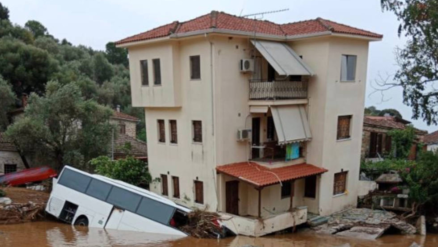 Κακοκαιρία Daniel: Κατεδαφίστηκε το κτίριο στον Πλατανιά Πηλίου που στηριζόταν σε λεωφορείο