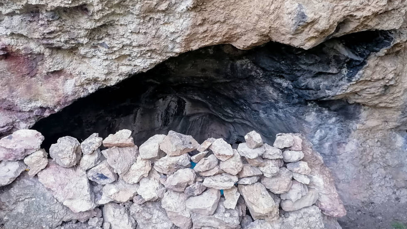 Κόρινθος: «Άνθρωποι των σπηλαίων» με τόξα και βέλη ζουν σε λαγούμι 30 μέτρων