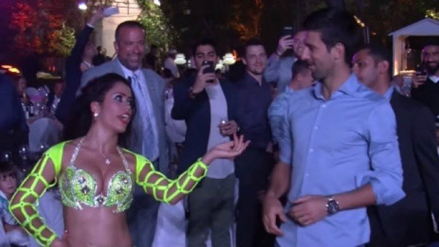 Χορεύει το «χορό της κοιλιάς» και αποθεώνεται! (video)