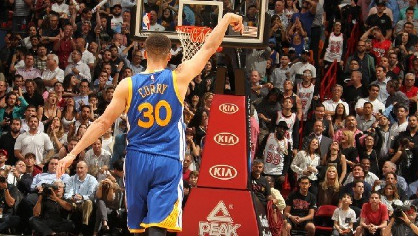 Το εκπληκτικό σόου του Κάρι με τα 12 εύστοχα τρίποντα (VIDEO)