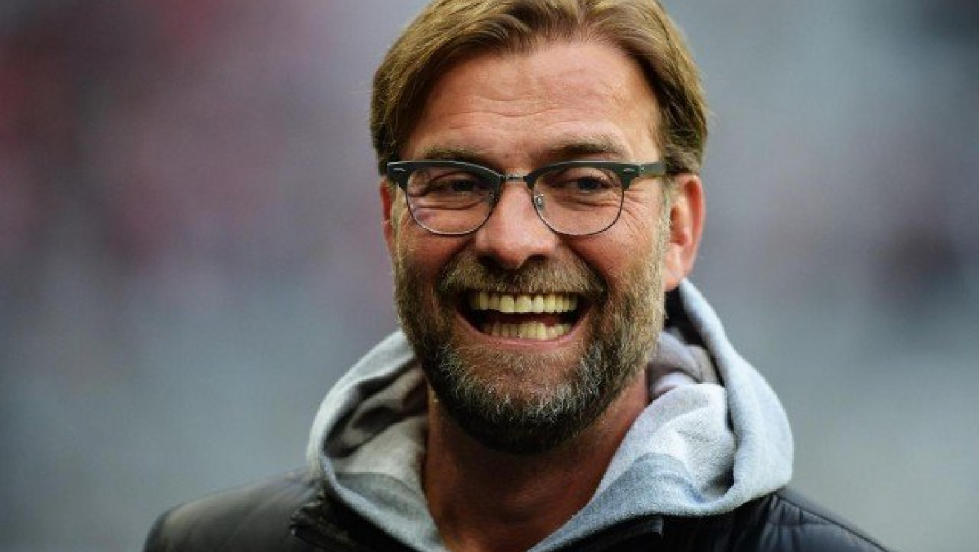 Ο Κλοπ έβαλε γυναίκα δημοσιογράφο να σταθεί πάνω σε κουτί! (video)