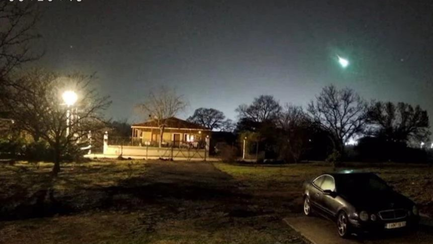 Μετέωρο πέρασε πάνω από την Αθήνα και πρασίνισε τον ουρανό σε ένα απίστευτο βίντεο