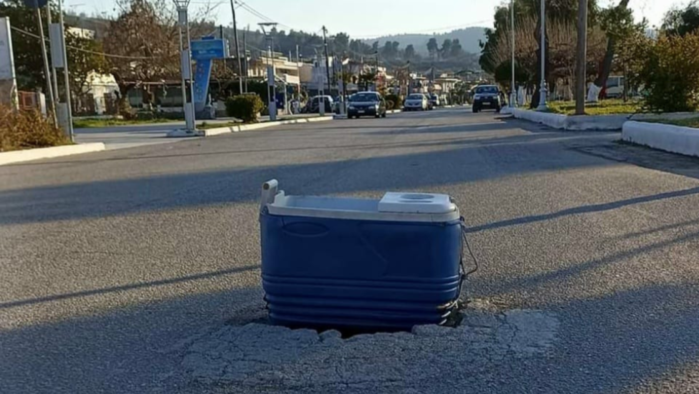 Κάλυψαν τρύπα στο οδόστρωμα με... φορητό ψυγειάκι
