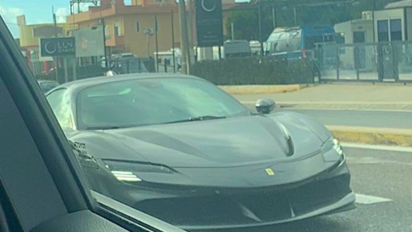 Ποιος είναι ο εφοπλιστής που κυκλοφορεί στα στενά της Αθήνας με Ferrari των 700.000 ευρώ;