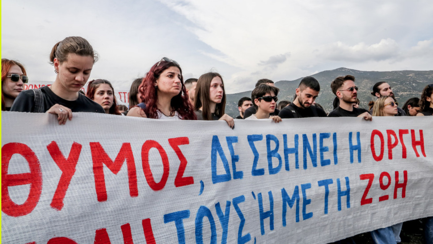 Λυκαβηττός: Φοιτητές επιχείρησαν να αναρτήσουν πανό για τα Τέμπη-Προσαγωγές από την ΕΛ.ΑΣ.