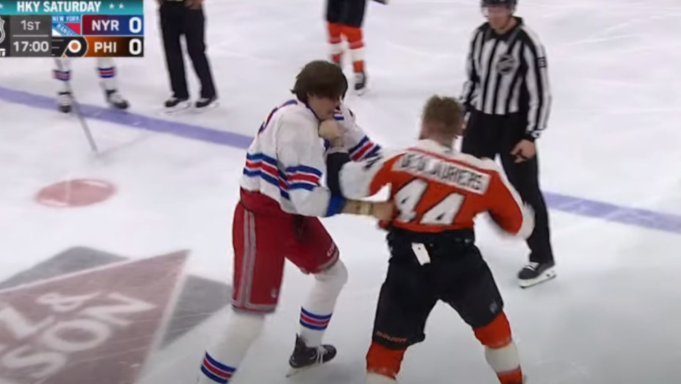 Απίστευτο ξύλο μεταξύ παικτών σε αγώνα χόκεϊ, με τους διαιτητές να είναι παρατηρητές