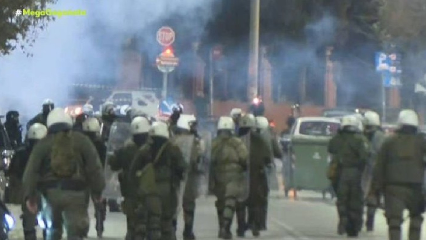 Θεσσαλονίκη-Επεισόδια έξω από το ΑΠΘ: Κουκουλοφόροι έριξαν μολότοφ στους αστυνομικούς (vid)