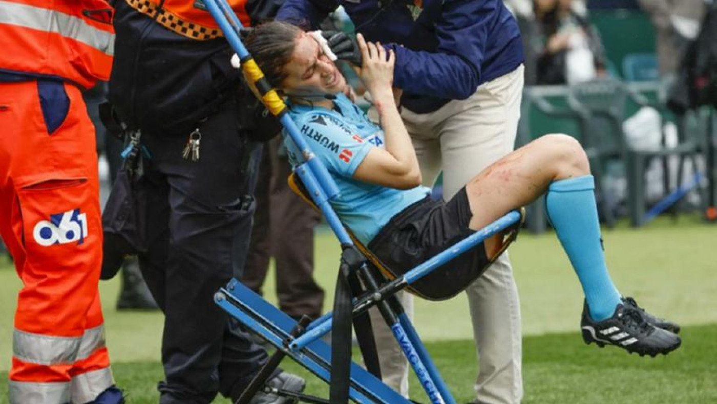 Σύγκρουση βοηθού διαιτητή με την κάμερα στο Μπέτις-Αθλέτικ Μπιλμπάο!