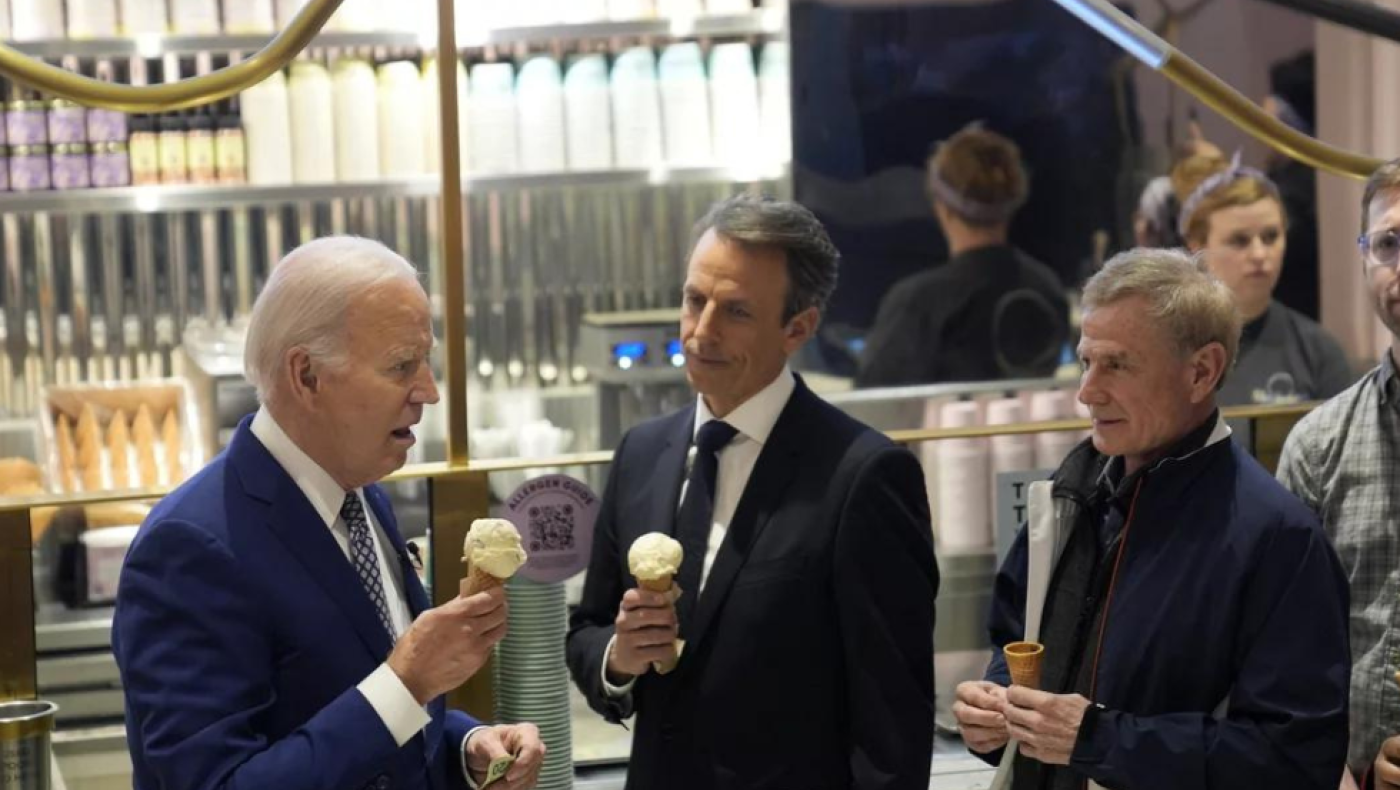 ΗΠΑ: O Μπάιντεν έτρωγε...παγωτό χωνάκι, ενώ συζητούσε για εκεχειρία στο Ισραήλ