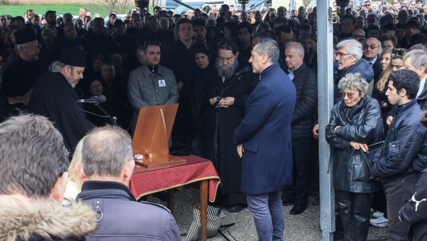 Τέμπη: Ξέσπασε σε λυγμούς ο Ιερέας που διάβασε τα ονόματα των 57 νεκρών