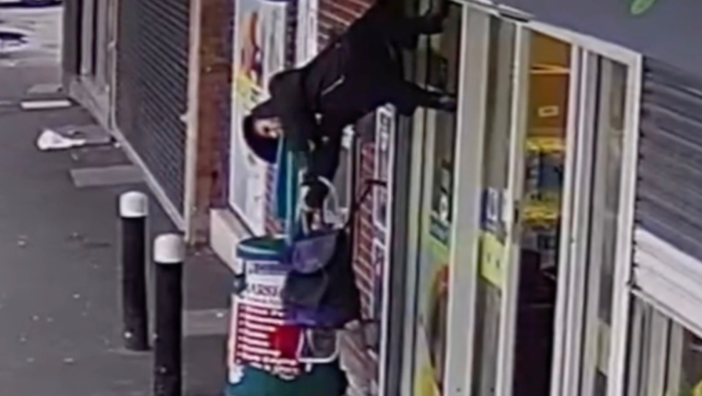 Απίστευτο βίντεο: Ρολό καταστήματος μάγκωσε το παλτό ηλικιωμένης και την σήκωσε στον αέρα