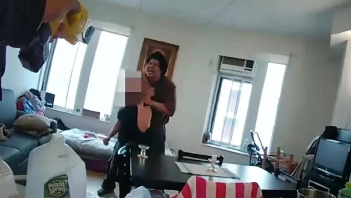 ΗΠΑ: Η στιγμή που αστυνομικός σκοτώνει δράστη που είχε όμηρο τη μητέρα του