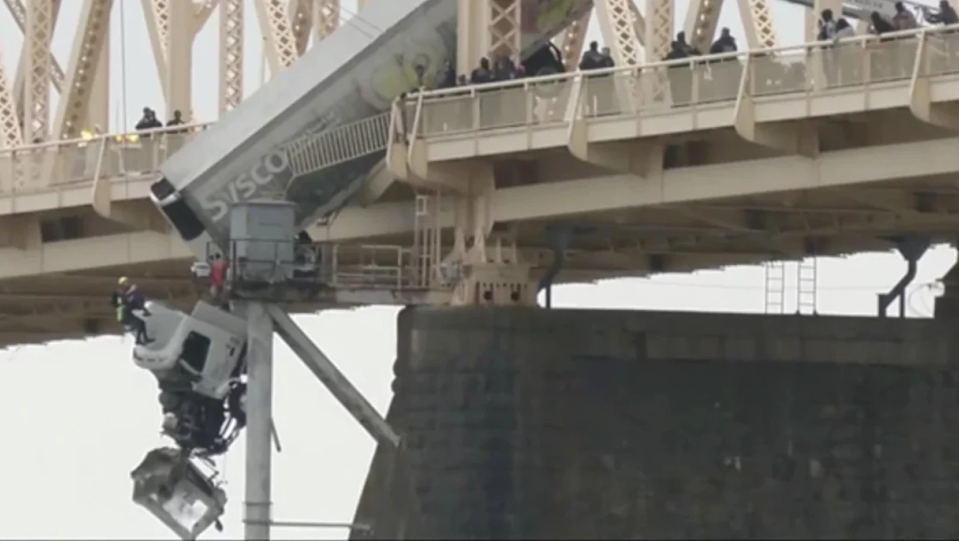 Κεντάκι: Κινηματογραφική διάσωση οδηγού φορτηγού που κρεμόταν από γέφυρα