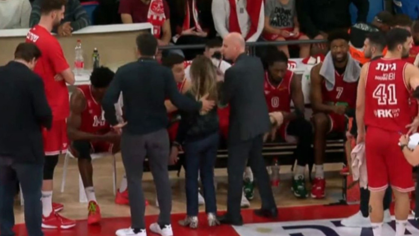 Ο προπονητής της Χάποελ Τελ Αβίβ έσπρωξε δύο φορές τη ρεπόρτερ