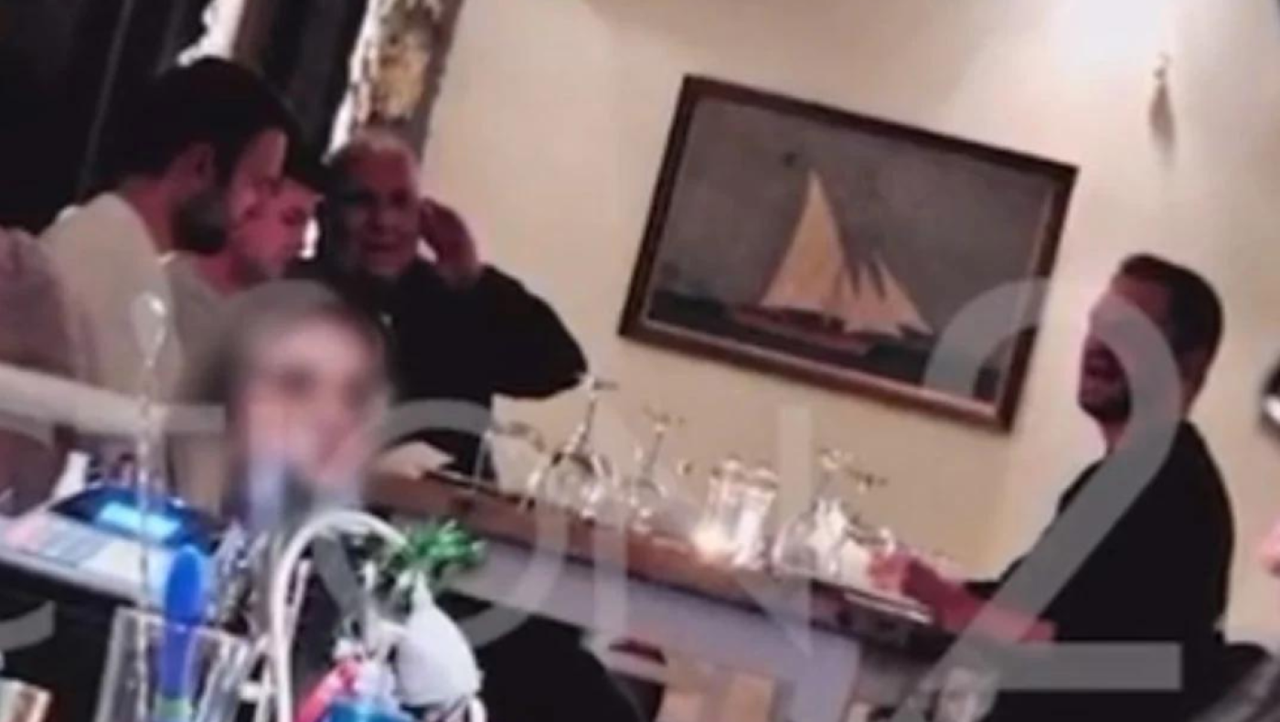 Στέφανος Κασσελάκης: Πήγε στις Σπέτσες και κέρασε τη φρουρά του αστακομακαρονάδα