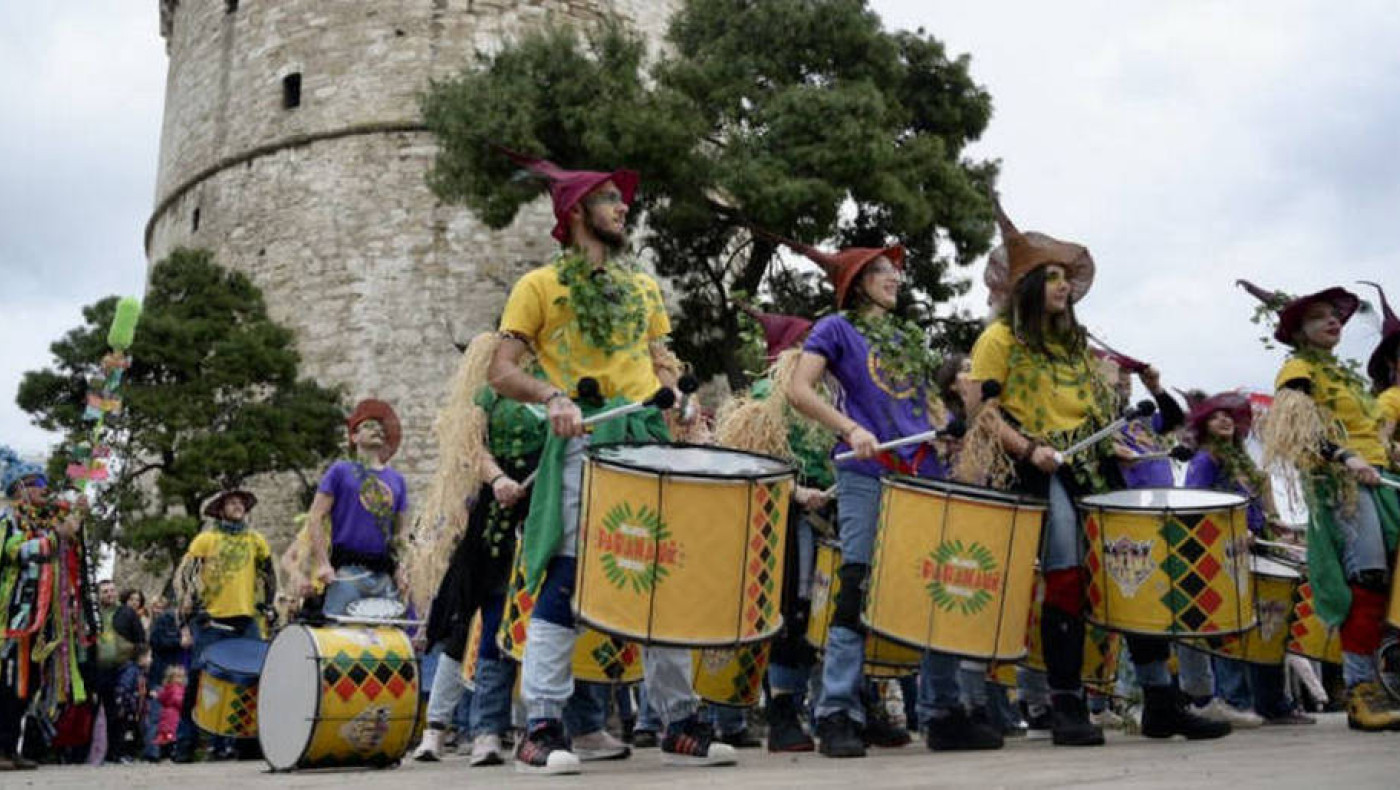 Θεσσαλονίκη: Πλημμύρισε καρναβαλιστές το κέντρο της πόλης