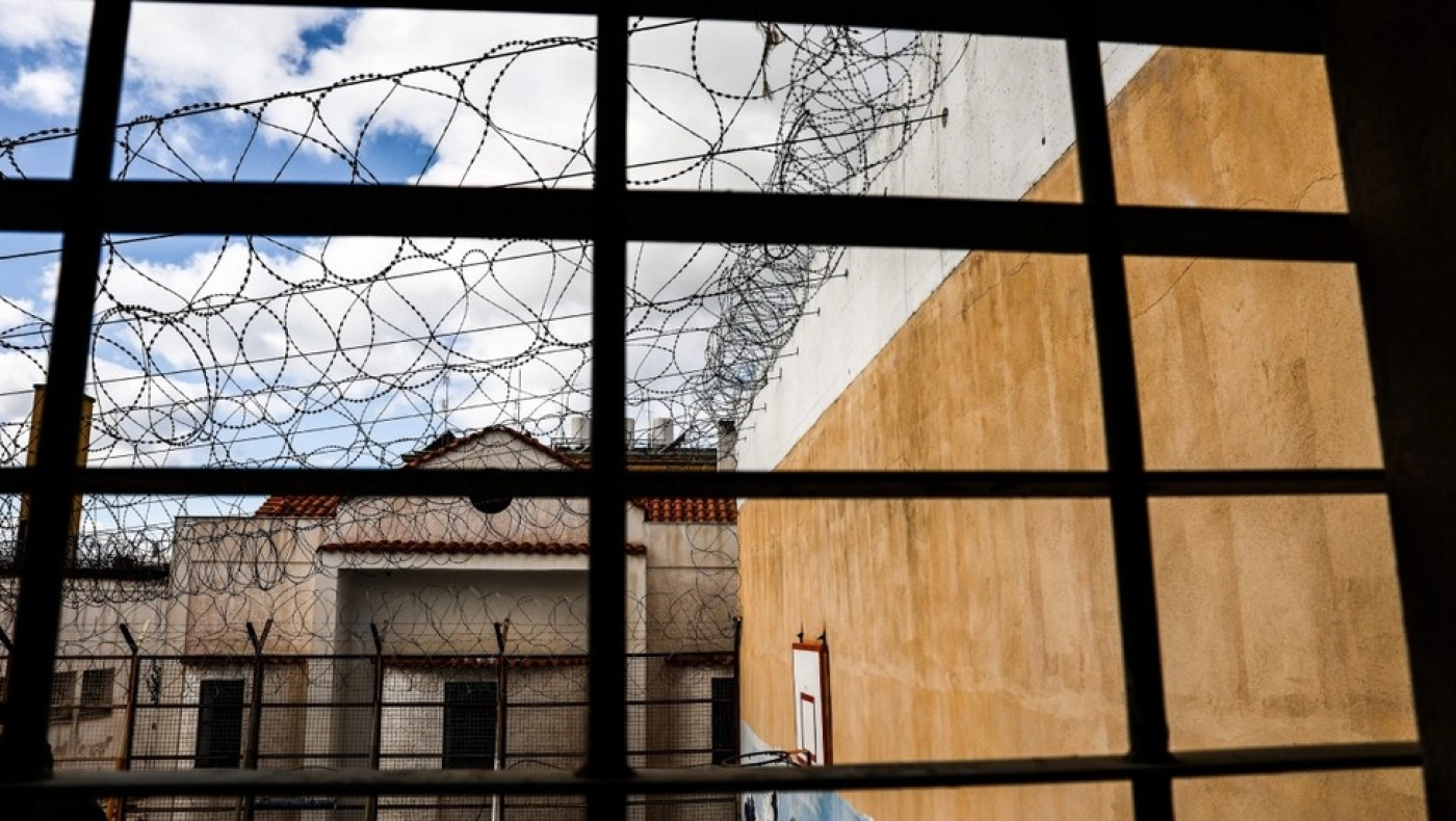 Φυλακές Κορυδαλλού: Σωφρονιστικός υπάλληλος έκρυβε κινητά και ναρκωτικά σε διπλό πάτο κατσαρόλας