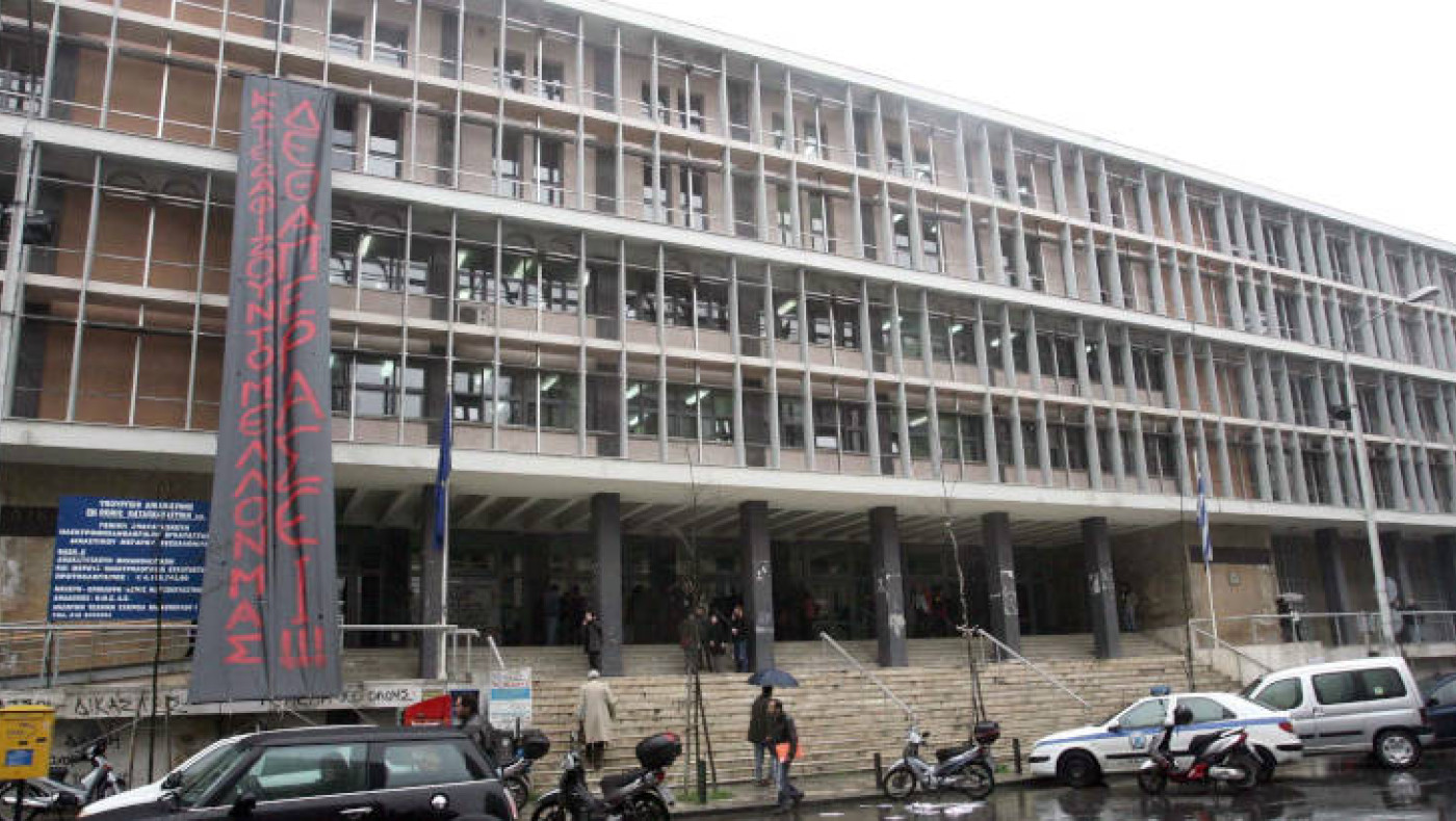 Θεσσαλονίκη: Πασίγνωστος δικηγόρος ήθελε να περάσει γεμάτο όπλο στα δικαστήρια!