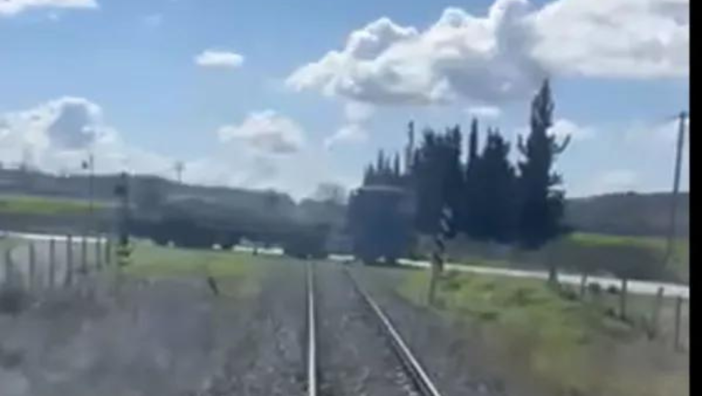 Τρένο στις Σέρρες ακινητοποιείται για να περάσουν φορτηγά