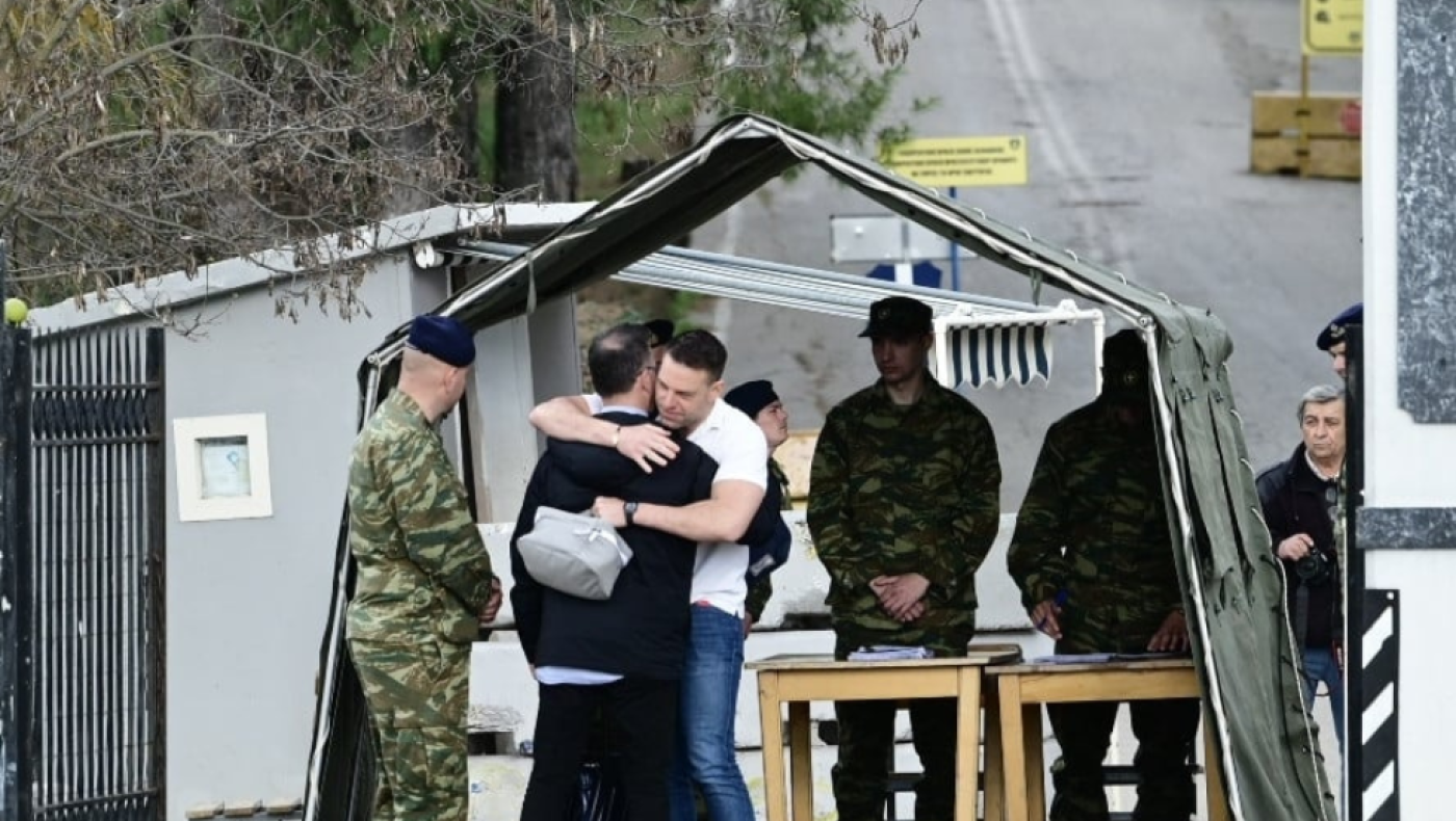 Κασσελάκης: Με πόσους φαντάρους μοιράζεται τον θάλαμο