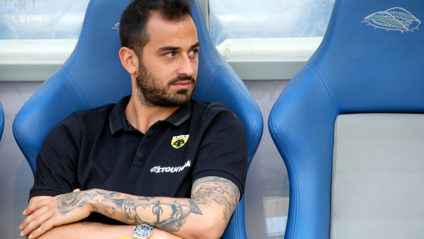 Άρης Σοϊλέδης: Η σύντροφός του ποζάρει topless στην αγκαλιά του