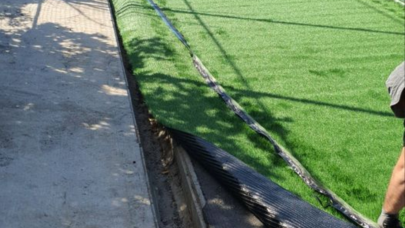 Τοποθετείται ο πλαστικός τάπητας στο Μαρόκο (δημοτικό πάρκο Ευόσμου)