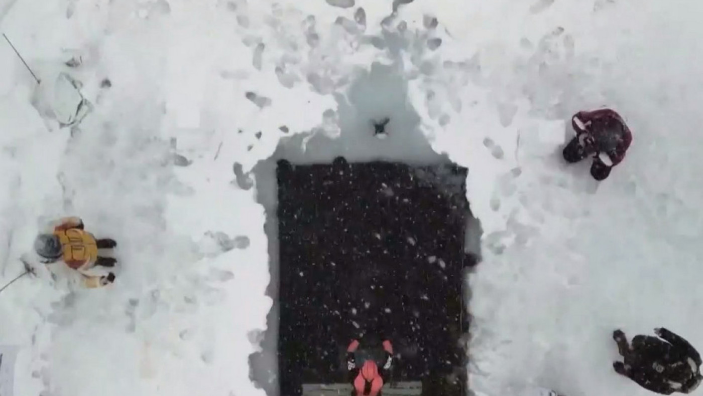 Άλπεις: Κολύμπησε με μια ανάσα 140 μέτρα κάτω από παγωμένη λίμνη και ξαναπήρε το παγκόσμιο ρεκόρ