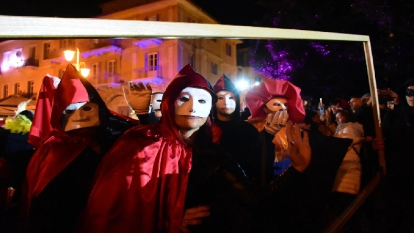 Qué te la pongo: Τι λέει στα ελληνικά το διασημότερο αποκριάτικο τραγούδι