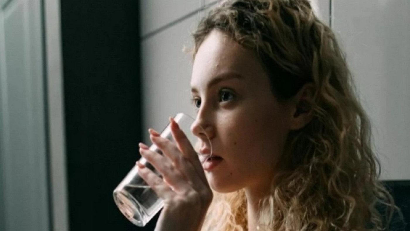 Σε τι πραγματικά βοηθάει να πίνουμε ένα ποτήρι νερό με αλάτι κάθε πρωί;