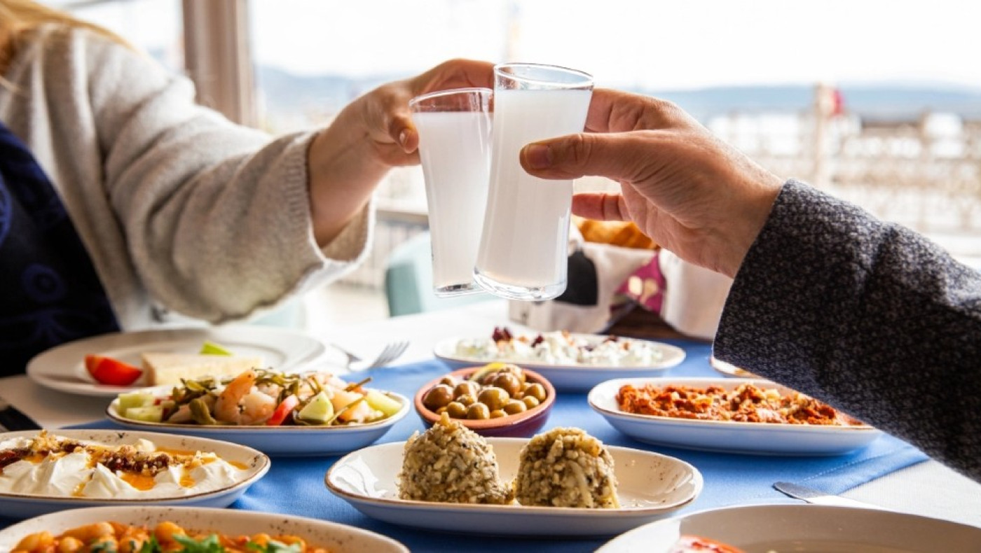 Ηράκλειο: Γερμανός τουρίστας ήπιε 8 καραφάκια ούζο και ξέχασε τον 9χρονο γιο του