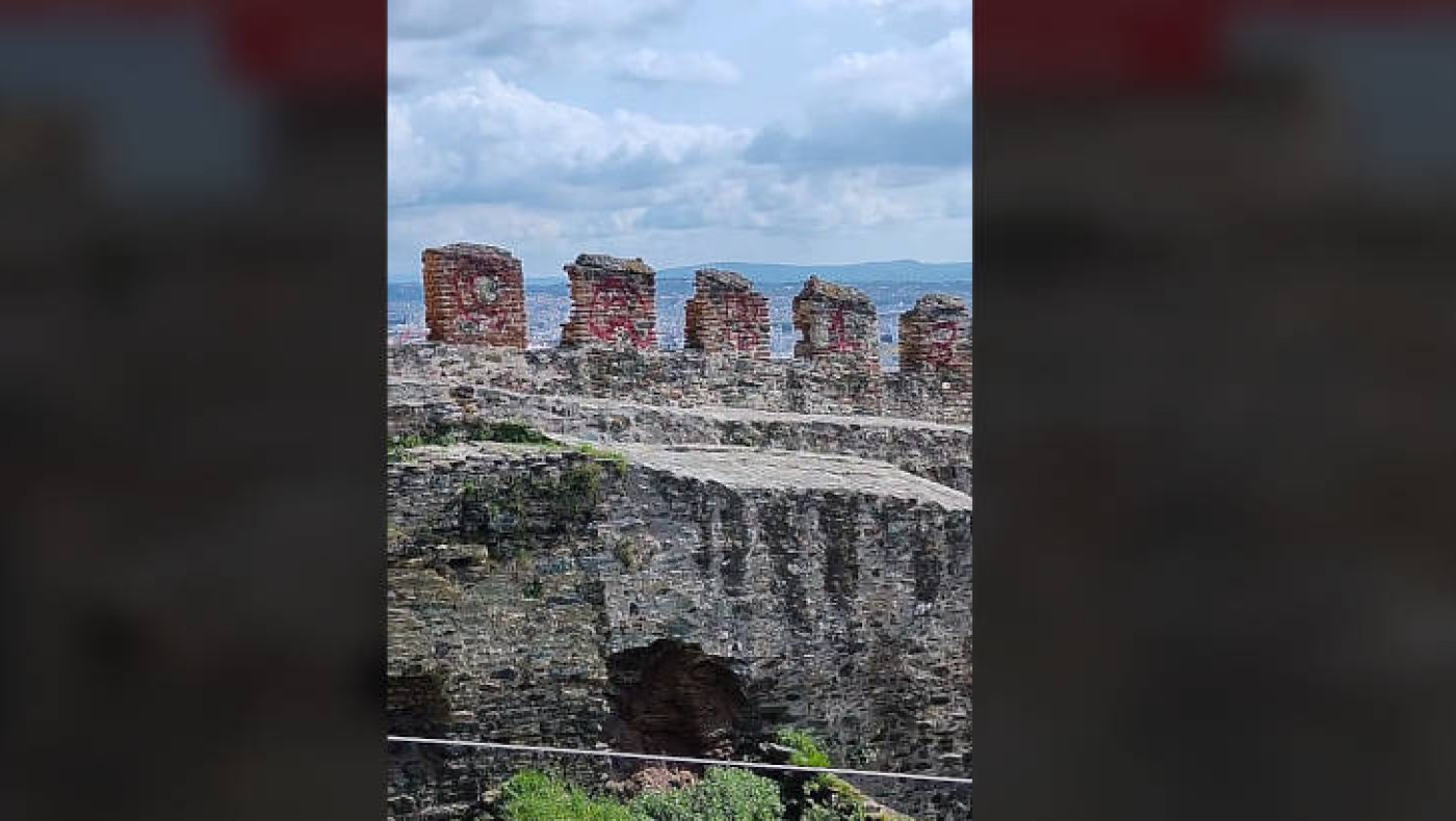 Θεσσαλονίκη: Έβαψαν με σπρέι τα τείχη στον Πύργο Τριγωνίου!